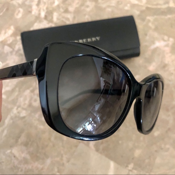 Burberry sunglasses with case - Picture 6 of 7